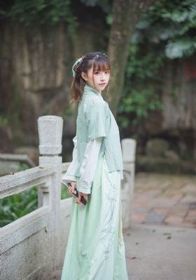 亚洲女成人图片区_英文版字幕